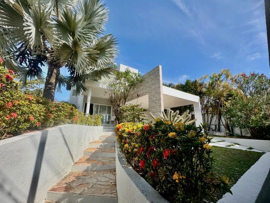 Casa em condomínio fechado com 4/4