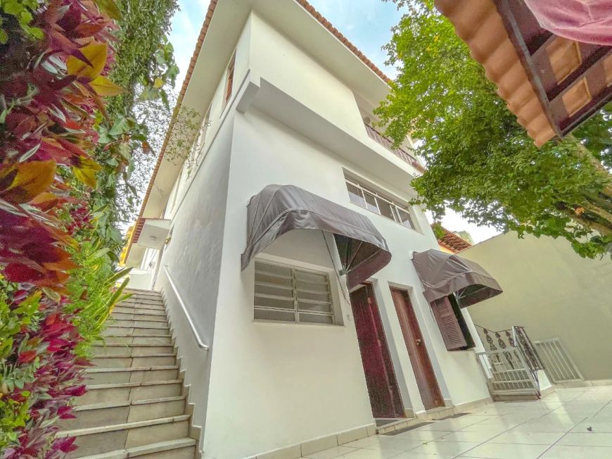 Casa tipo para venda com 3 quartos, sendo 3 suítes, 301m²