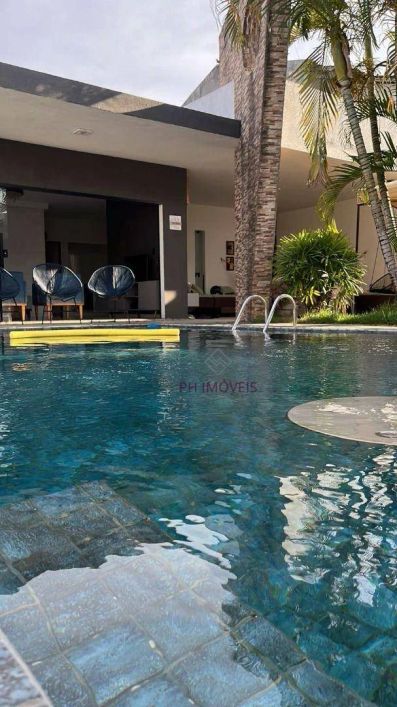 Casa em Condomínio Fechado no Bairro de Petrópolis - 360m²