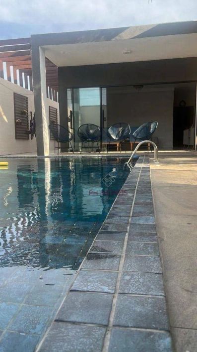 Casa em Condomínio Fechado no Bairro de Petrópolis - 360m²