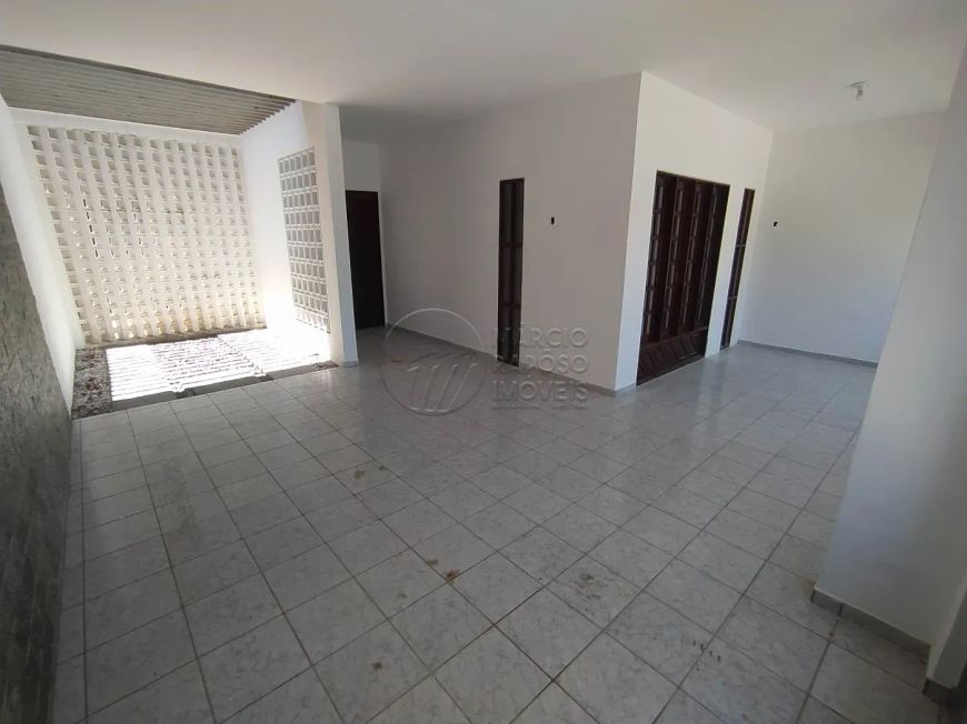 CASA RESIDENCIAL - 04 QUARTOS NO POÇO