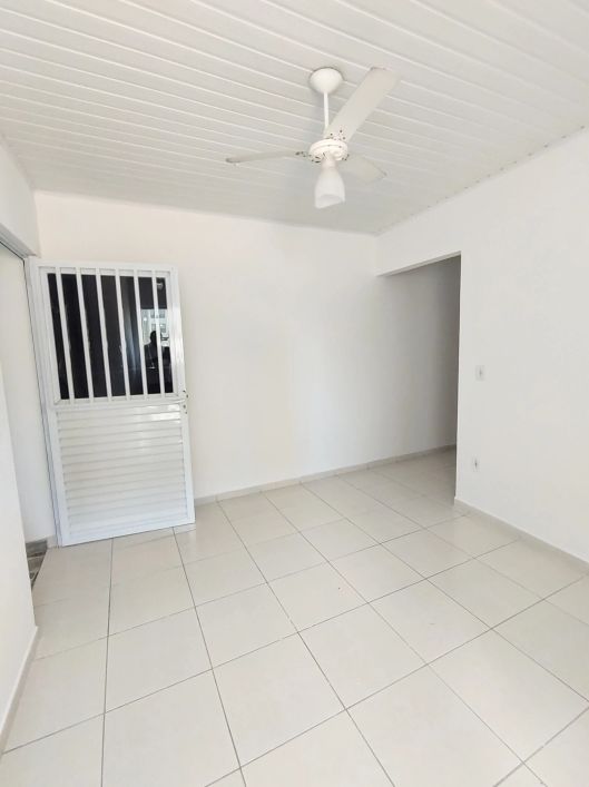 Alugo quarto e sala sem mobília, próximo a praça Lions.