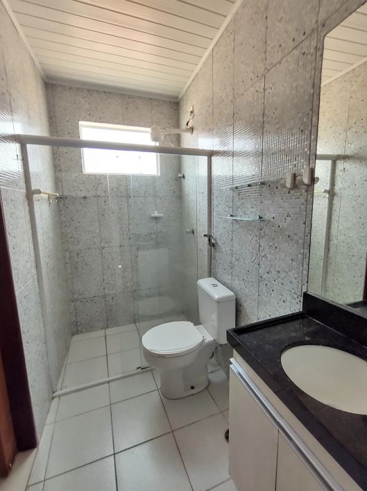 Alugo quarto e sala sem mobília, próximo a praça Lions.