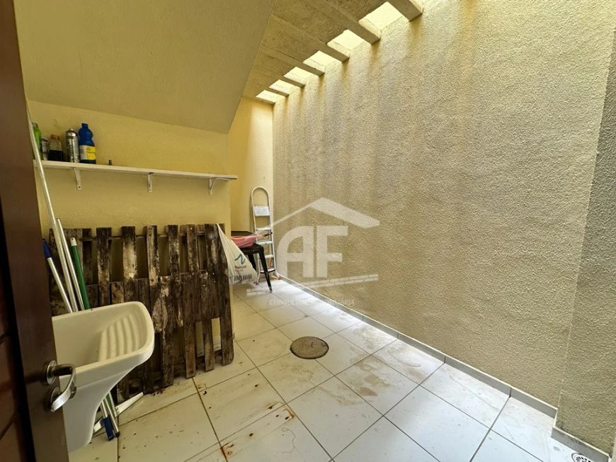 Ótima casa nascente de 3 quartos no Condomínio Monte Verde (Parte Fechada).