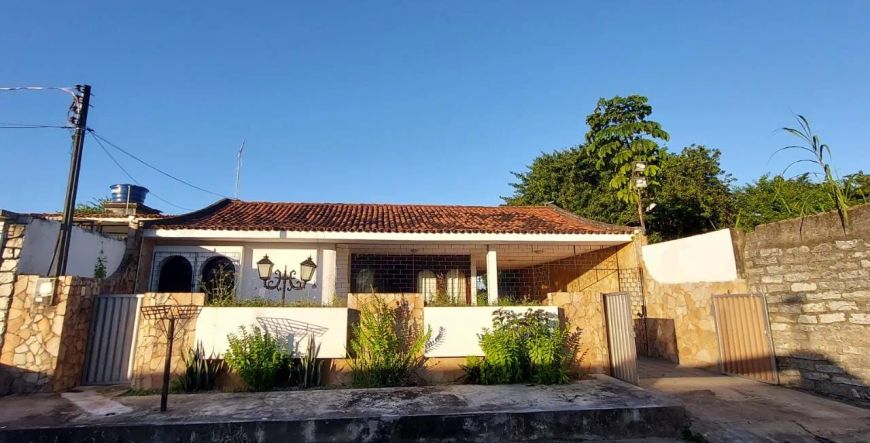 Casa térrea para venda, com 236m² de área construída, piscina e aceita financiamento.