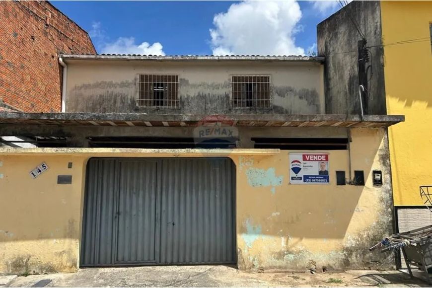 Casa de primeiro andar na Santa Lúcia próximo ao Terminal de ônibus.