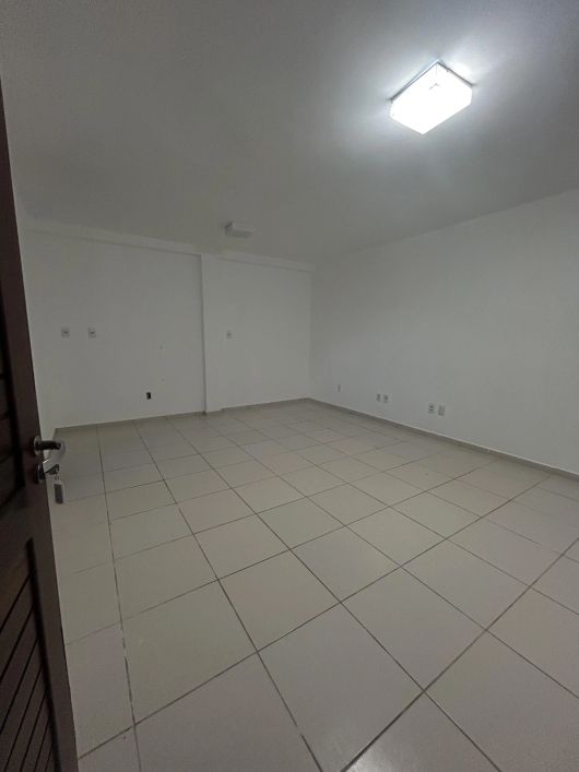 Sala comercial disponível para locação, no Farol