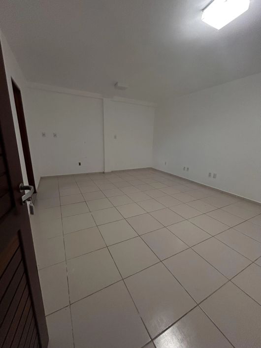 Sala comercial disponível para locação, no Farol