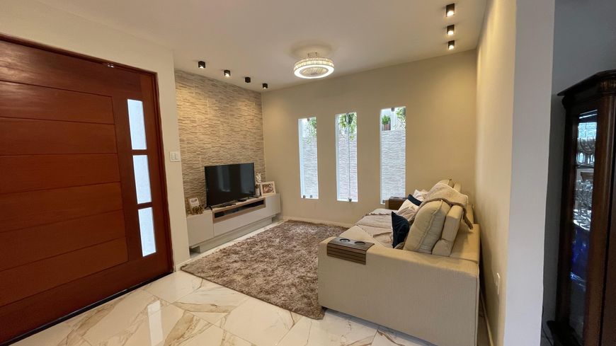Casa à venda no condomínio Jardim Petrópolis com 3 quartos, área gourmet com churrasqueira e jardim,