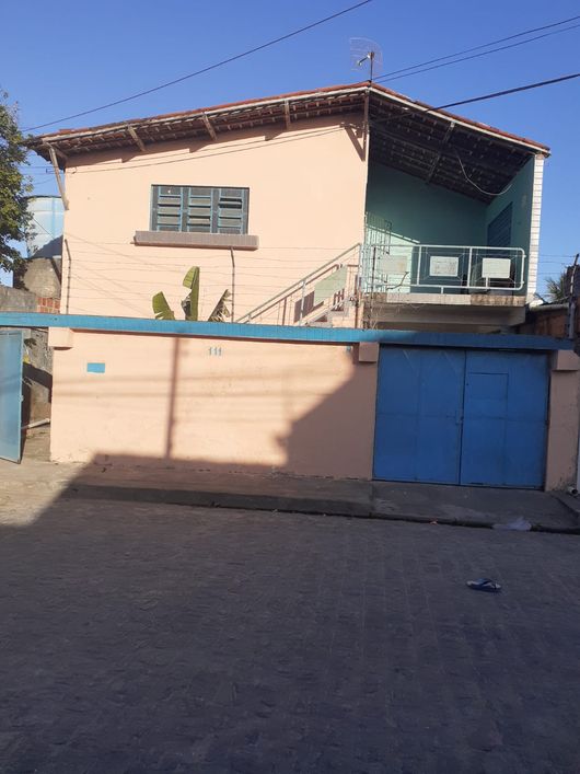 Casa para venda possui 256 metros quadrados com 3 quartos em Clima Bom - Maceió - AL