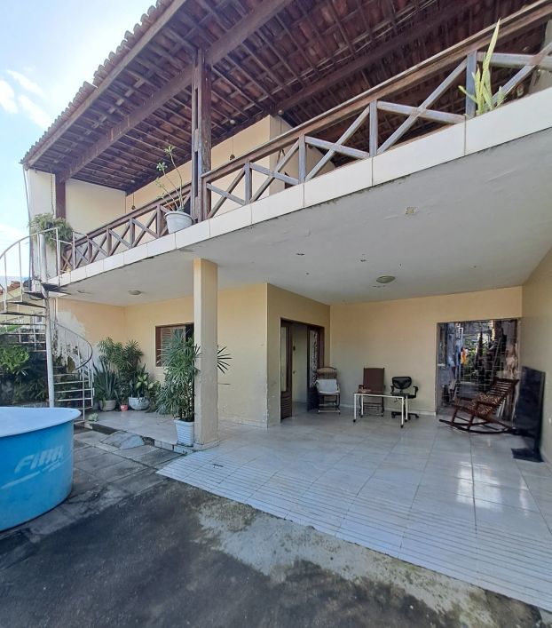 Casa de primeiro andar na Av. Brasil