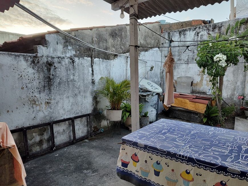 Casa em avenida comercial com 03 qtos sendo 02 suítes wc social 02 salas e quintal.01 vaga garagem