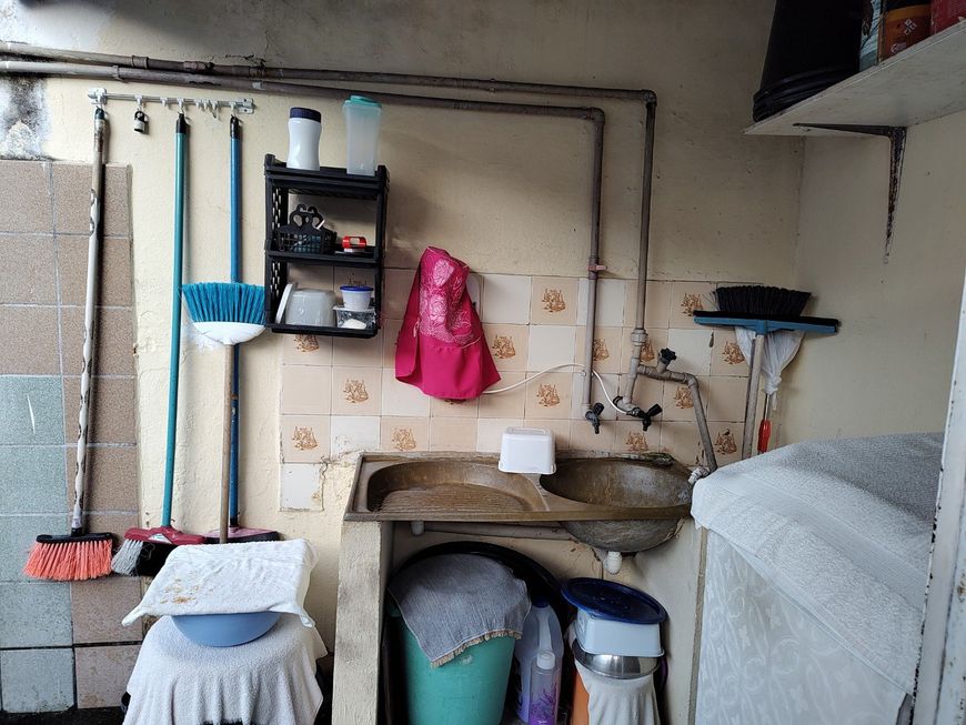 Casa em avenida comercial com 03 qtos sendo 02 suítes wc social 02 salas e quintal.01 vaga garagem