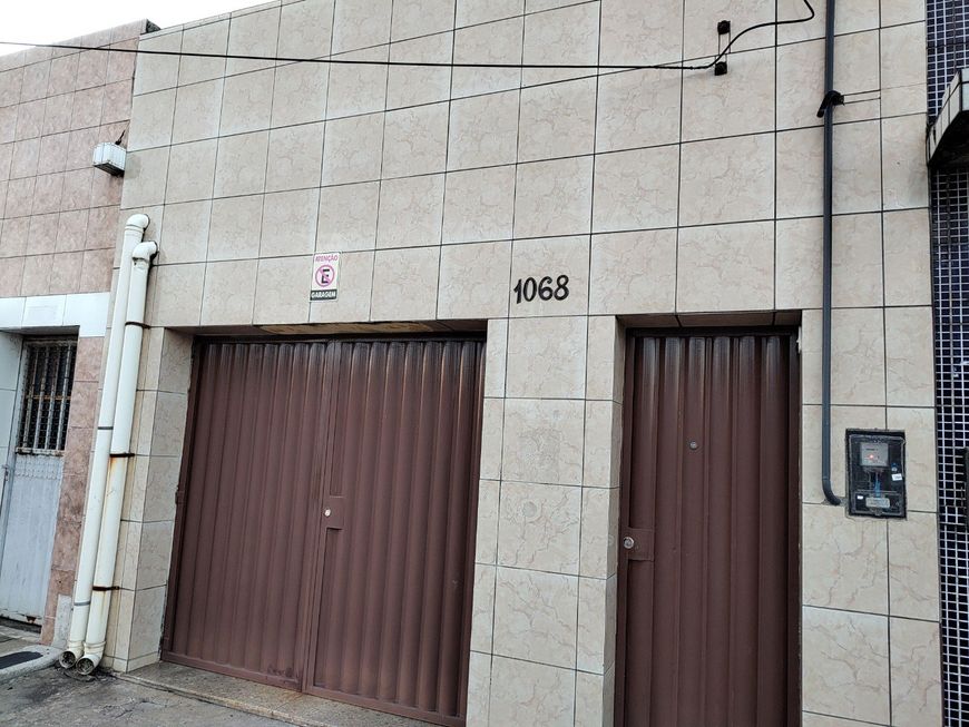 Casa em avenida comercial com 03 qtos sendo 02 suítes wc social 02 salas e quintal.01 vaga garagem