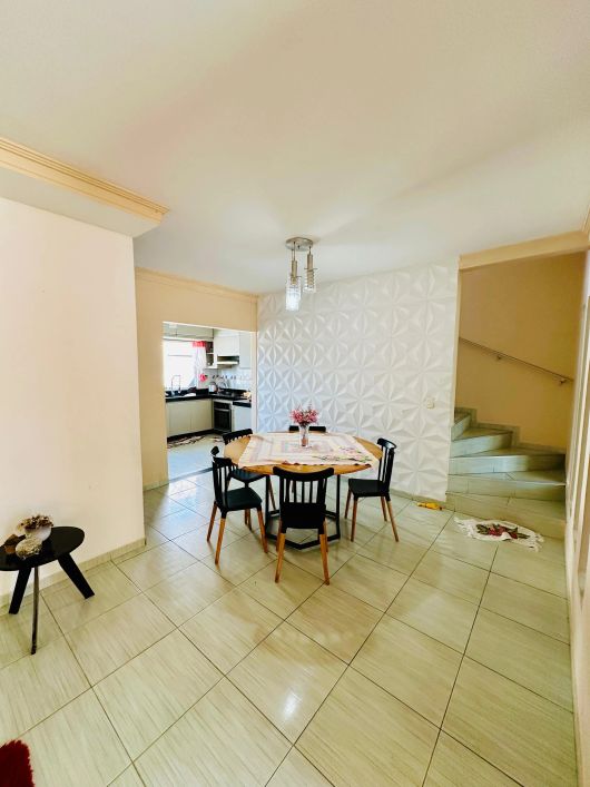 SERRARIA. LINDA CASA COM ENERGIA SOLAR E EM CONDOMÍNIO FECHADO!
