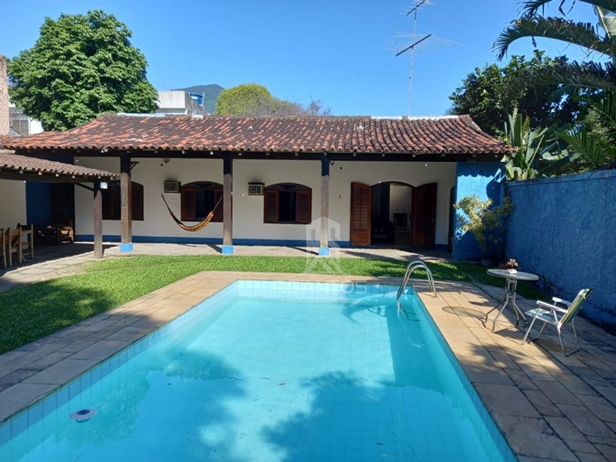 Casa linear - 4 Quartos - suíte - 408 m² de terreno - Piscina - churrasqueira.