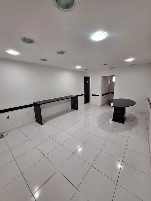 Alugo sala comercial no Centro comercial Farol, próx. ao colégio madalena sofia