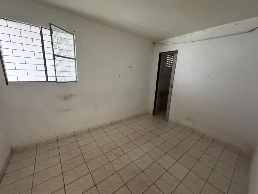 Casa com ponto comercial em via principal D.Leao