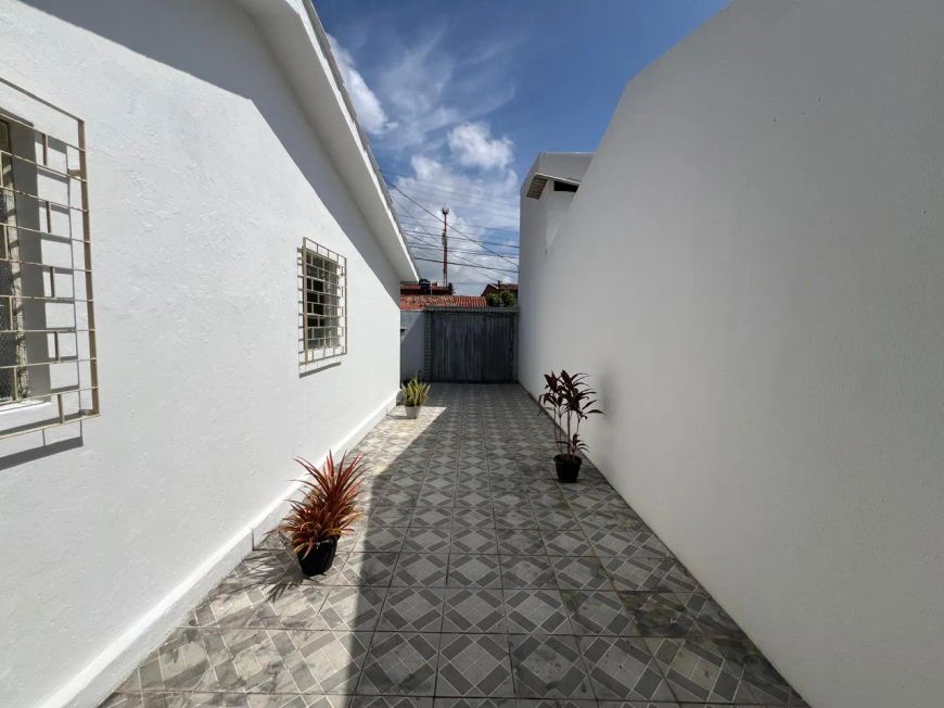 Casa em rua fechado no bairro do feitosa
