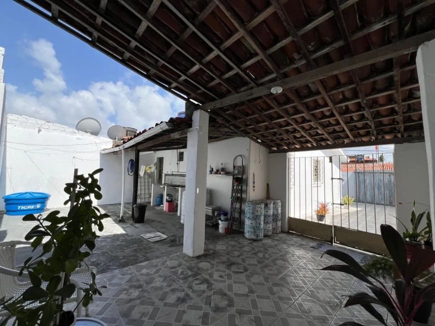 Casa em rua fechado no bairro do feitosa