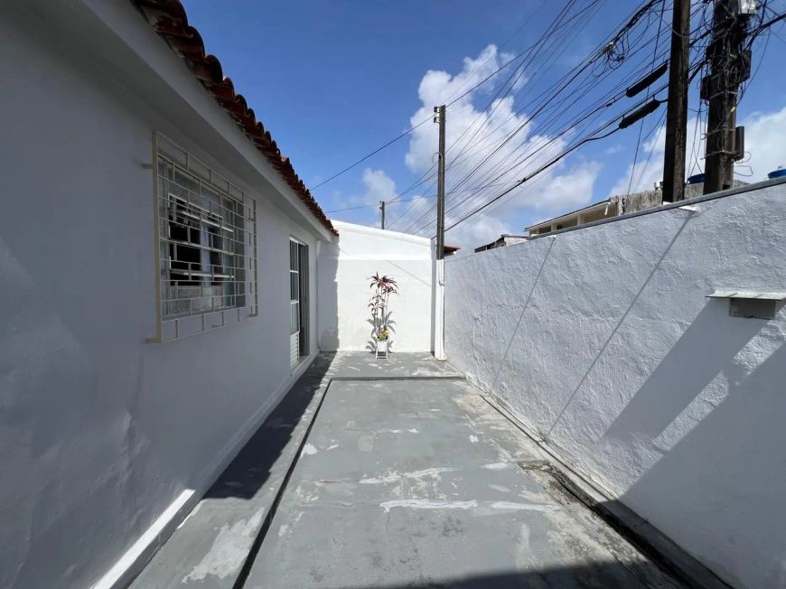 Casa em rua fechado no bairro do feitosa