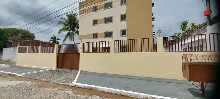 Imóvel para aluguel possui 70 metros quadrados com 3 quartos em Barro Duro - Maceió - AL