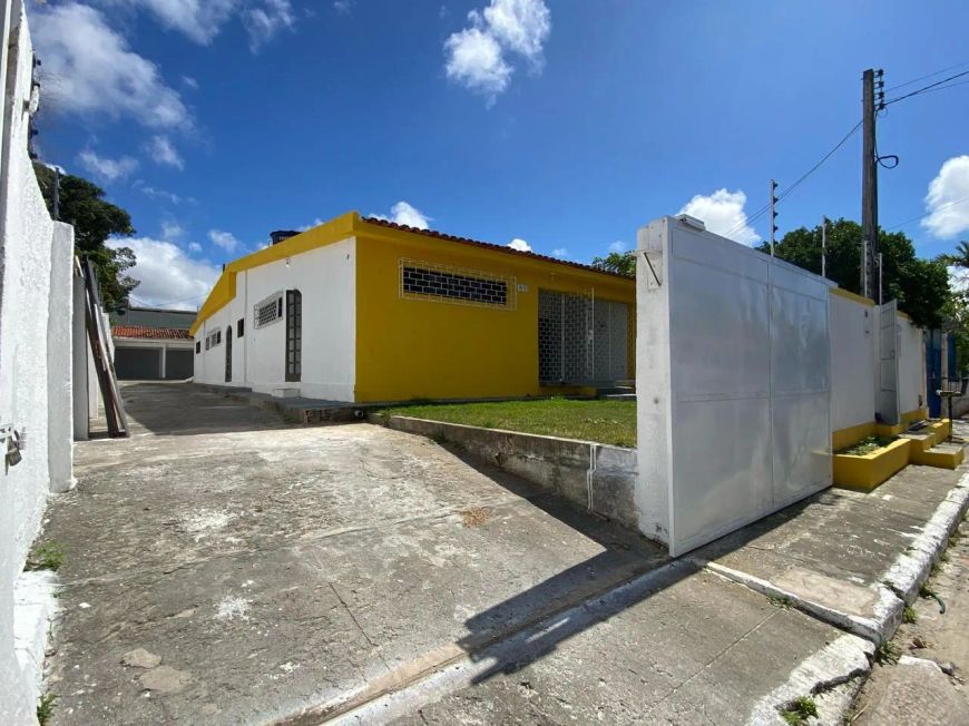 Imóvel para aluguel tem 180 metros quadrados com 4 quartos em Pinheiro - Maceió - AL