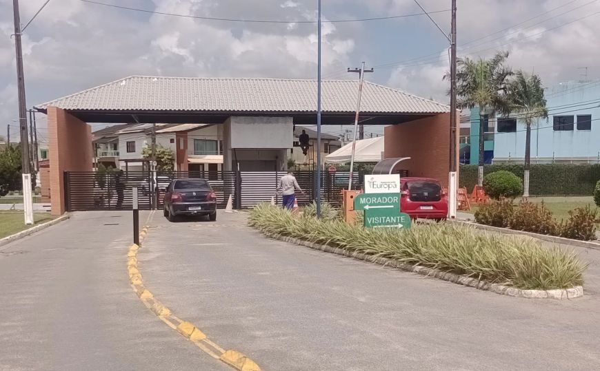 Sobrado para aluguel possui 270 metros quadrados com 4 quartos em Antares - Maceió - AL