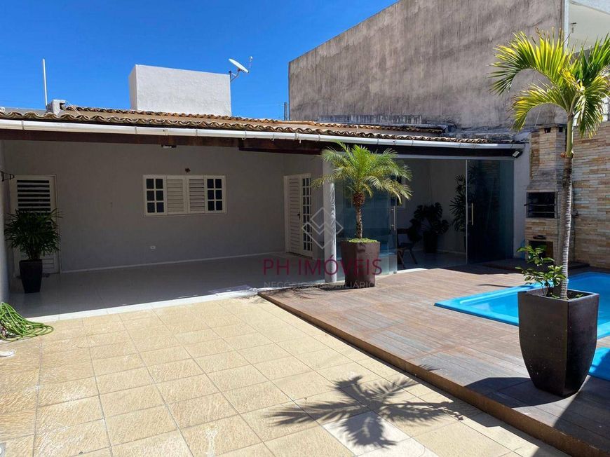 Casa localizada no Bairro do Poço com 3 dormitórios sendo 1 suíte + Piscina e Churrasqueira - 330m²