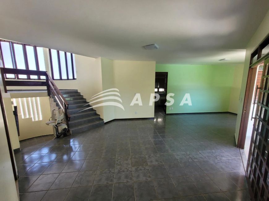 EXCELENTE CASA, EM CONDOMÍNIO FECHADO, COMPOSTA POR 03 ÁREAS, GARAGEM, PISCINA, 02 VARANDAS, 02 SALA