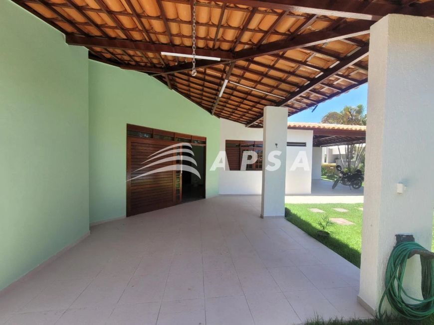 EXCELENTE CASA, EM CONDOMÍNIO FECHADO, COMPOSTA POR 03 ÁREAS, GARAGEM, PISCINA, 02 VARANDAS, 02 SALA