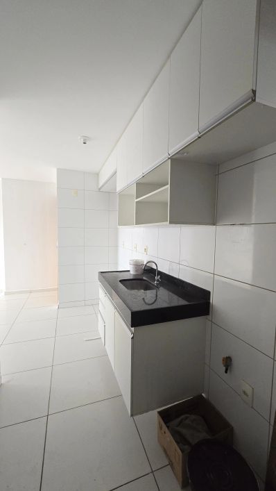 ALUGO APARTAMENTO COM 2/4 SENDO UM SUÍTE, COM VARANDA! R$2.700,00