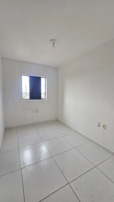 ALUGO APARTAMENTO COM 2/4 SENDO UM SUÍTE, COM VARANDA! R$2.700,00