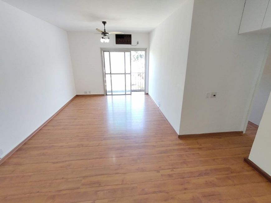 Apartamento com dois quartos, suíte, varanda, lazer e vaga no Centro da Freguesia, Rua Xingu.