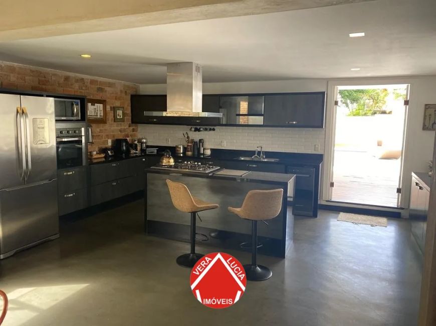 Casa duplex com 4 suites.