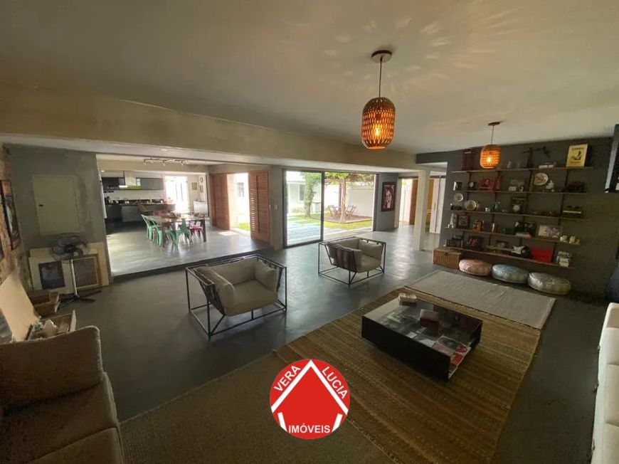 Casa duplex com 4 suites.