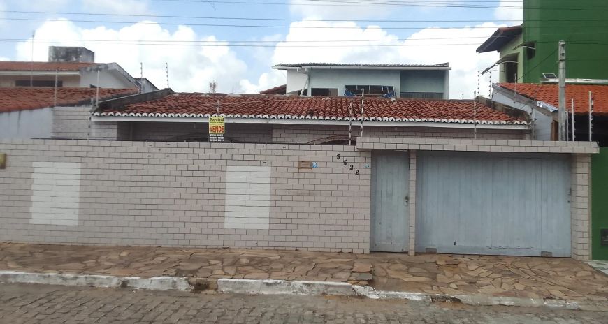 VENDO CASA NO BAIRRO DE CANDELÁRIA A 100 METROS DA IGREJA CATÓLICA.