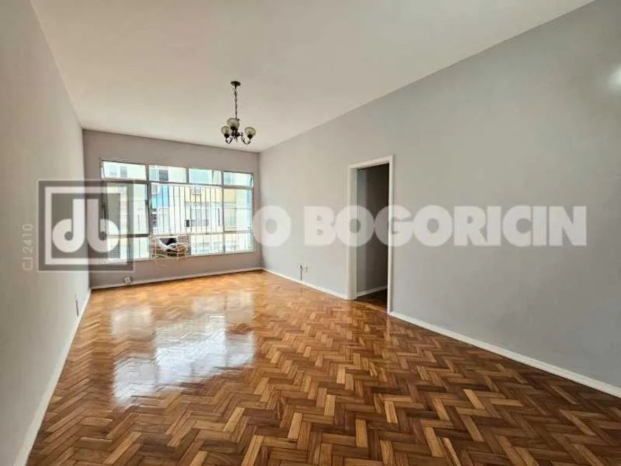 Catete! Apartamento amplo, andar alto, três quartos e dependência completa.