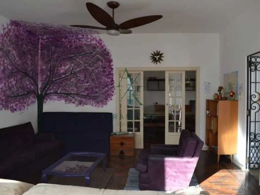 Casa de rua - Triplex / Residencial / Santa Teresa