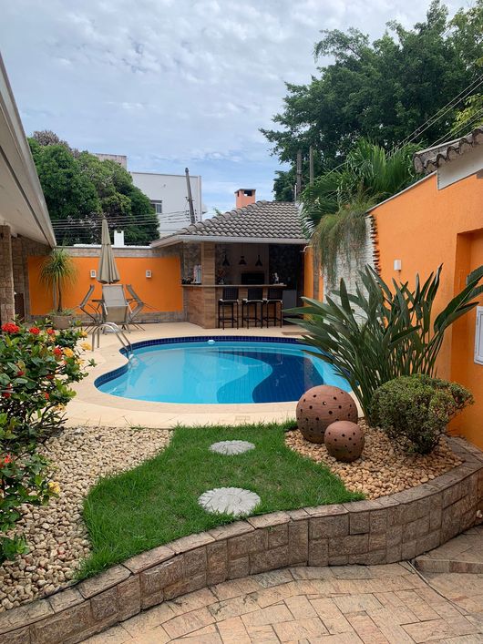 CASA MAGNÍFICA EM CONDOMÍNIO FECHADO COM 3 QUARTOS, SENDO 2 SUÍTES, ARÉA DE LAZER COM TODO CONFORTO