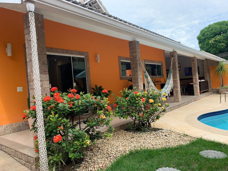 CASA MAGNÍFICA EM CONDOMÍNIO FECHADO COM 3 QUARTOS, SENDO 2 SUÍTES, ARÉA DE LAZER COM TODO CONFORTO