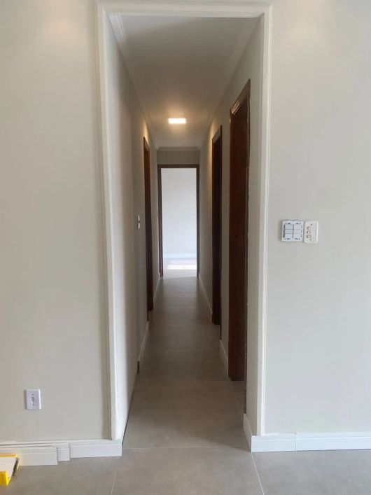 Apartamento incrível, recém reformado com 2 quartos, varanda e elevador no Tauá!