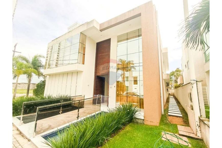 Luxuosa Casa Duplex no Condomínio Ponta Negra Boulevard - Porteira Fechada!