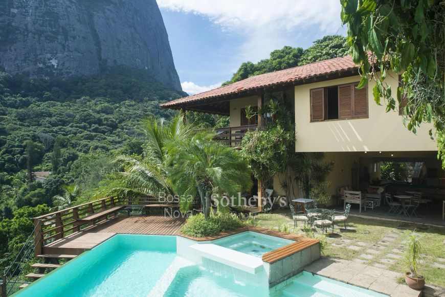 Vista impar para a Pedra da Gávea e mar