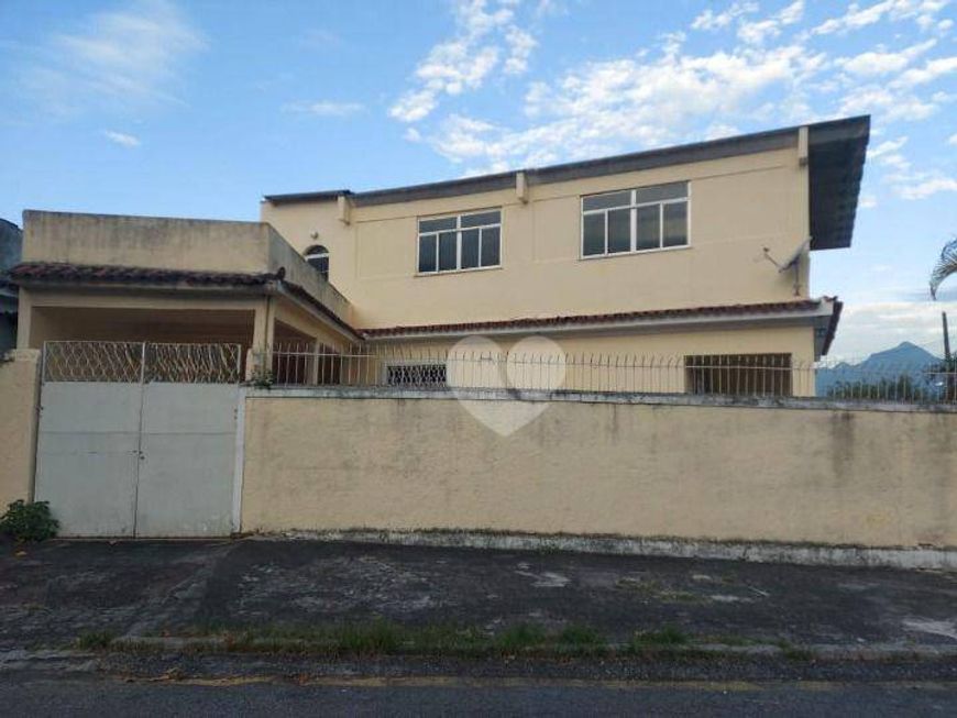 Casa com 3 quartos sendo 1 suíte à venda, com 221m, por R$ 600.000 - Tanque
