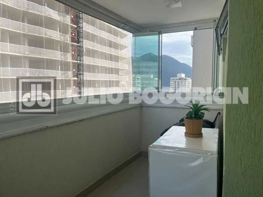 JBRB213886 RECREIO - BARRA BONITA - VARANDA COM CORTINA DE VIDRO - 2 QUARTOS (1SUÍTE) + DEPENDÊNCIAS
