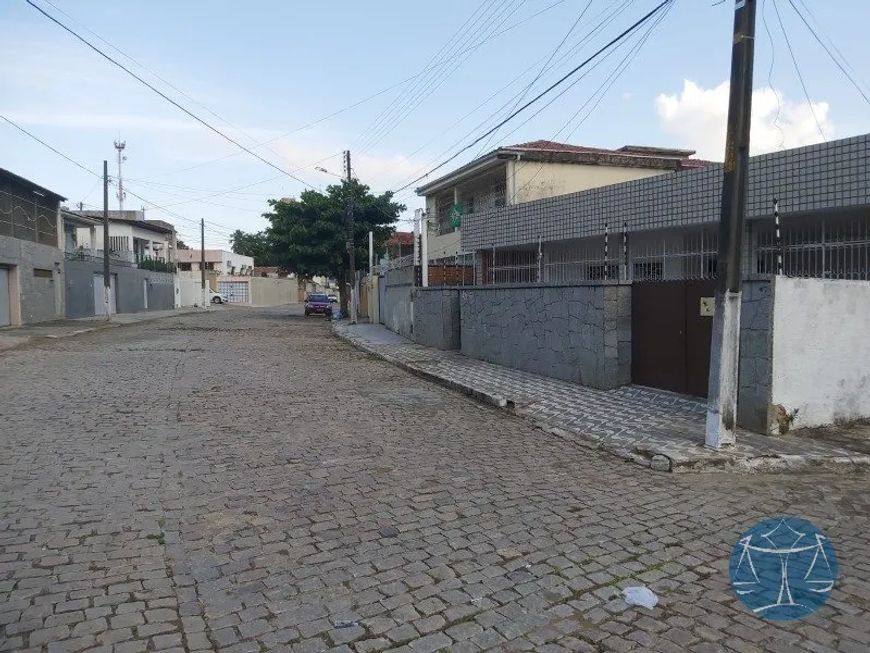 CASA DE ESQUINA EM RUA PUBLICA