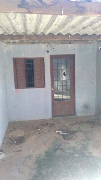 Vende-se casa na 12 do setor sul