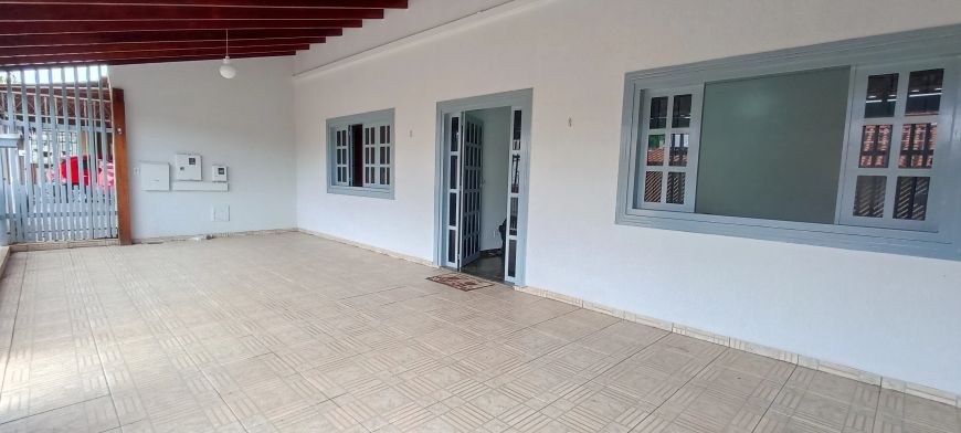 Belíssima casa 4 quartos, entre esquina- Aceita financiamento