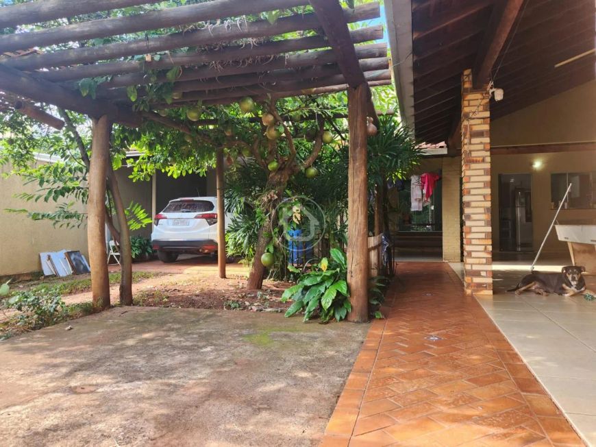 CASA COM SOBRA DE TERRENO NA FRENTE - VILA NASSER